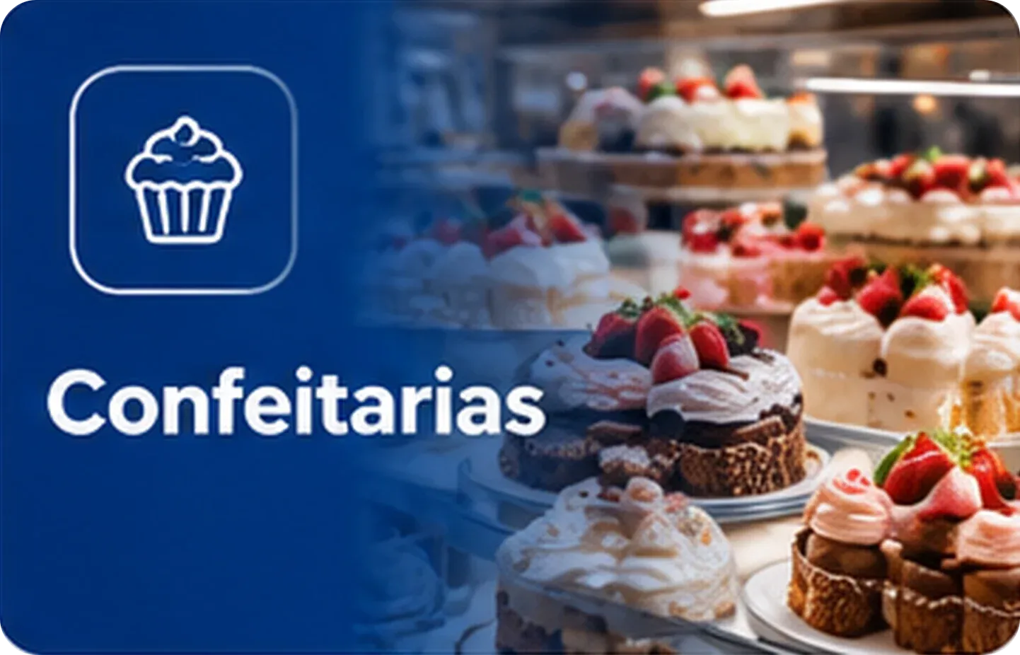 Bolos e tortas com frutas vermelhas na vitrine de uma confeitaria
