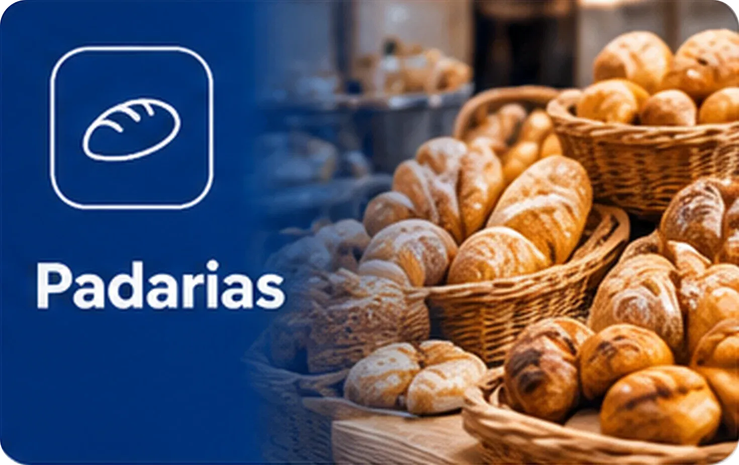 Cestos com pães frescos na vitrine de uma padaria