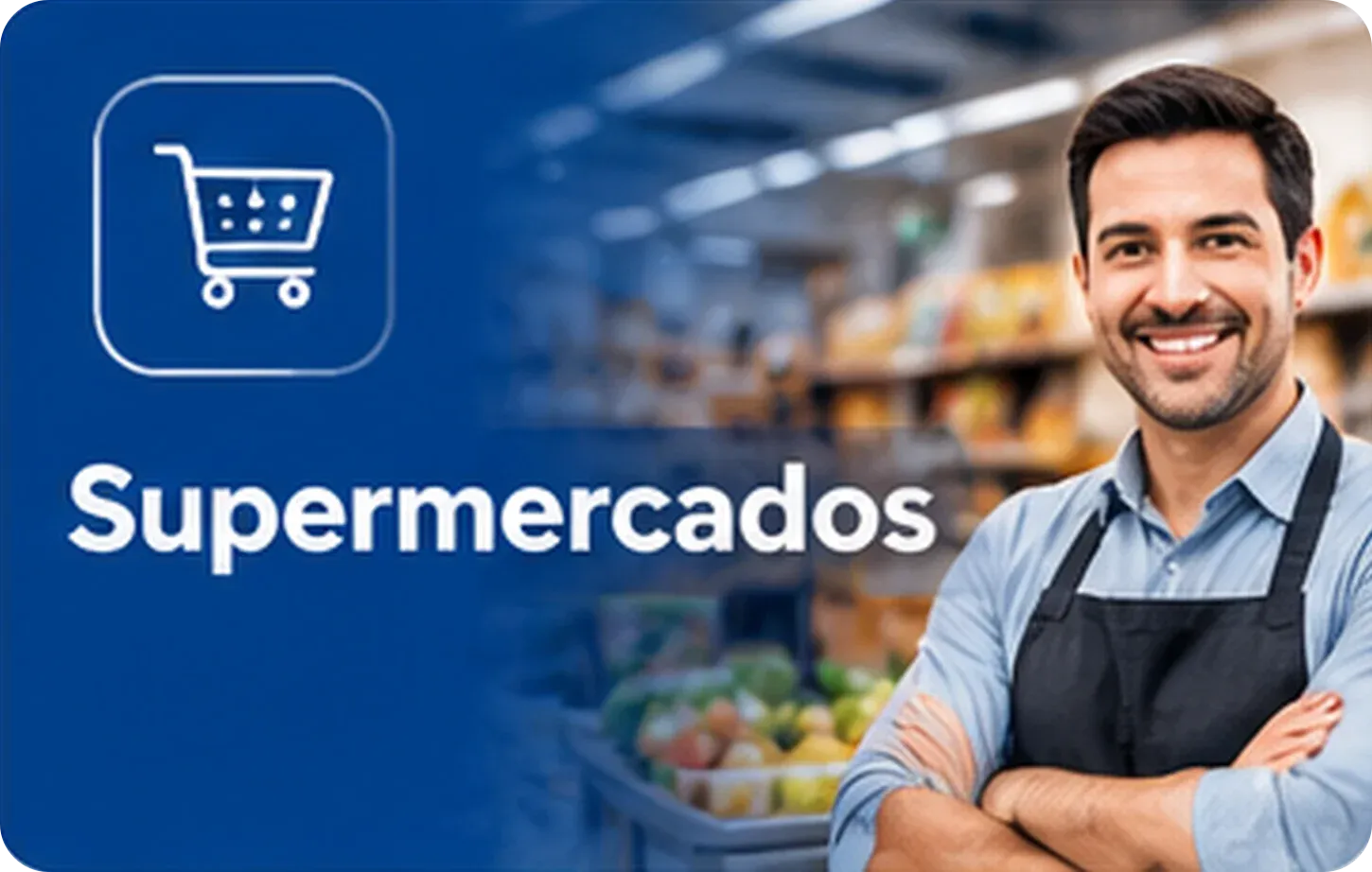 Dono de supermercado sorrindo de braços cruzados entre as prateleiras
